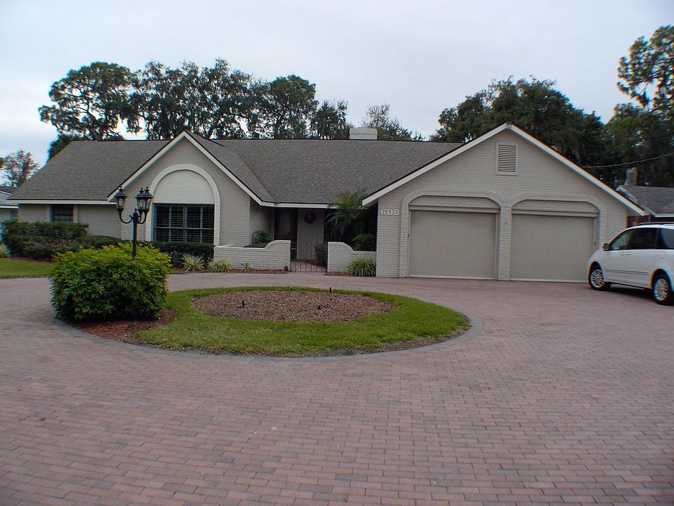 EXECUTIVE LAKEFRONT HOME