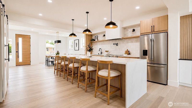 3rd image of 807 2nd Avenue N