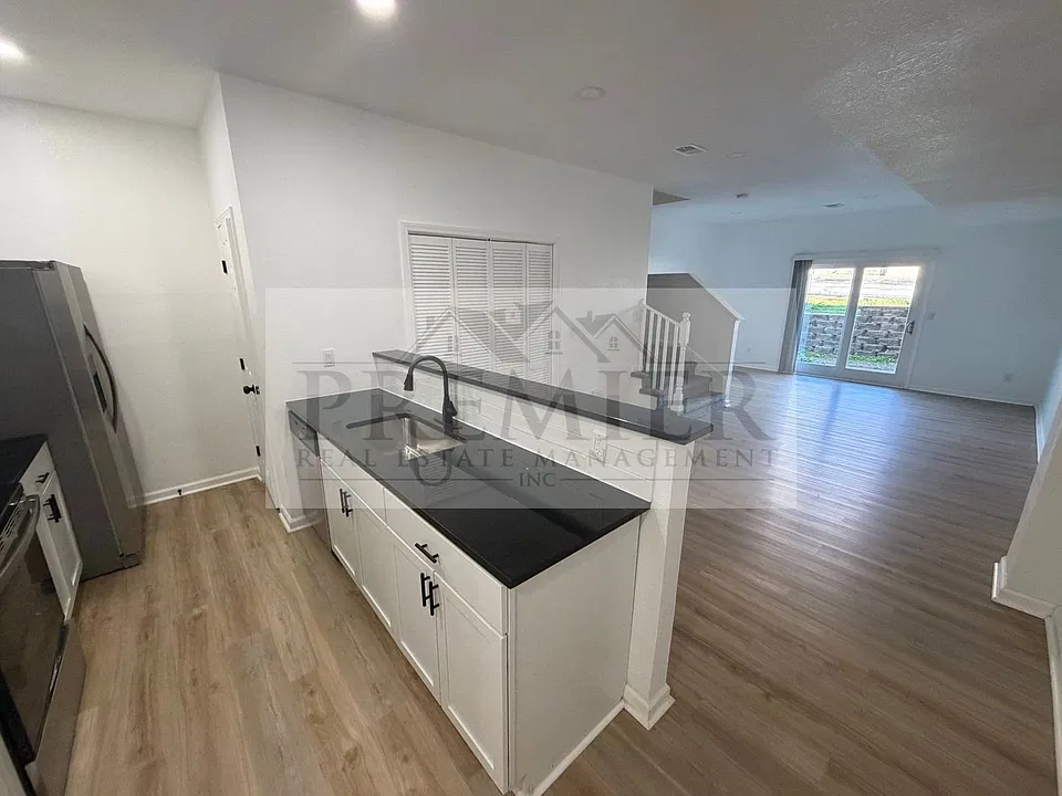 3 bed / 2.5 bath TH single garage - all electric - Remodeled unit - 17328 E Susquehanna Drive Ind...