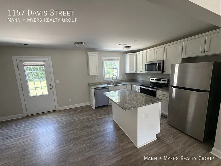 1157 Davis St — Photo 3