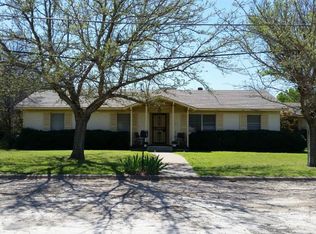 729 W Thompson St, Jacksboro, TX 76458