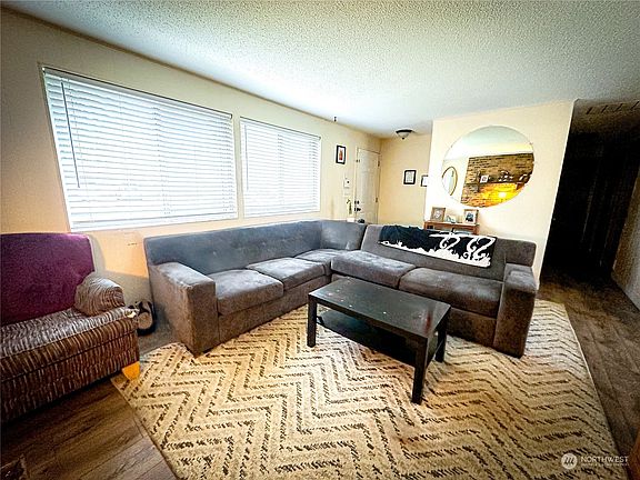 4th image of 19425 Crescent Drive E