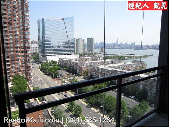 5th image of 389 Washington St #1605