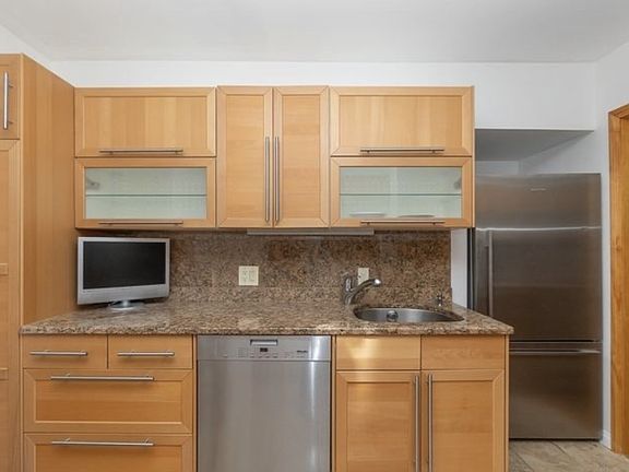 Kitchen sink, dishwasher, storage, pantry (left pull-out), fridge/freezer