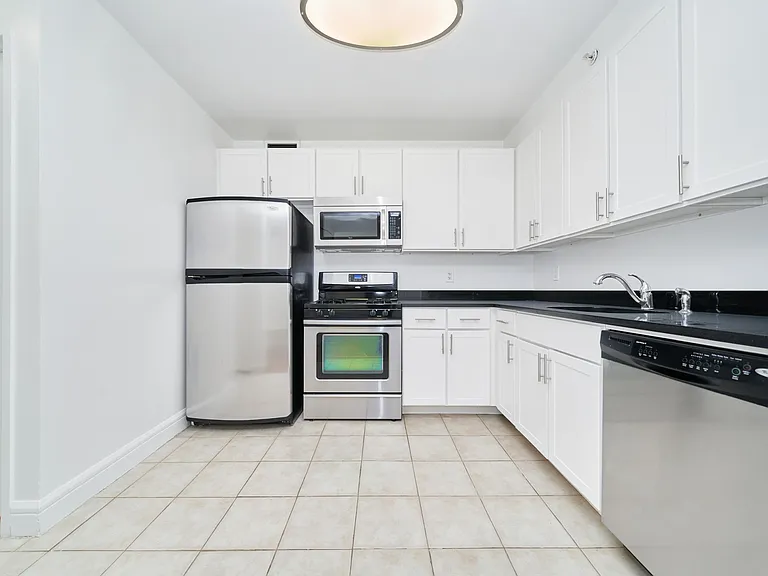 160 Riverside Blvd #12F — Photo 8