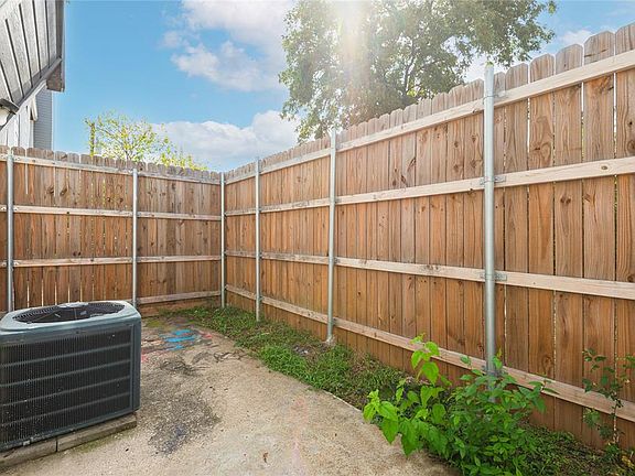 5th image of 4618 San Jacinto St #4618B