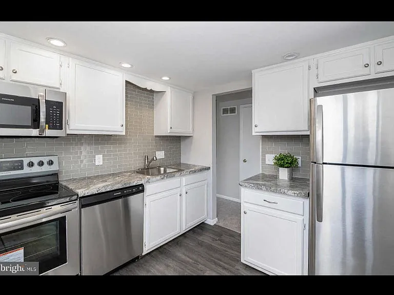 49 Six Holly Dr #6 — Photo 1
