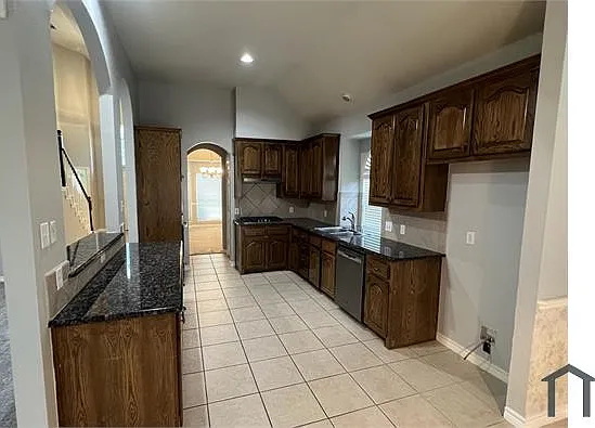 5 bed, 2637 sqft, $3,400 — Photo 4