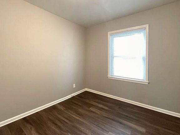 5th image of 464 Parkdale Dr