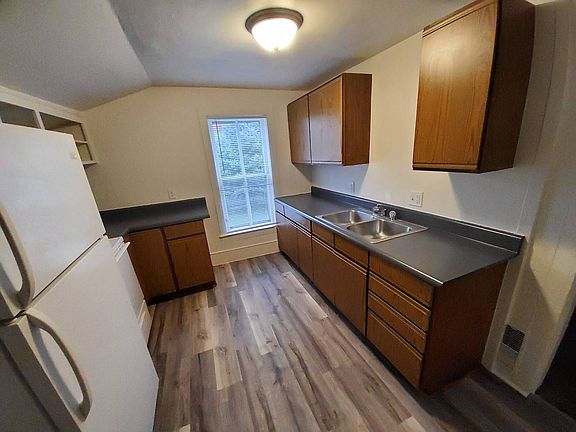 2nd image of 702 N Oneida St