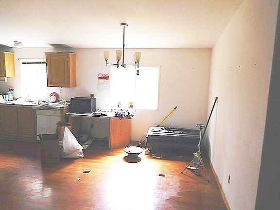 3rd image of 215 E Justine Ln