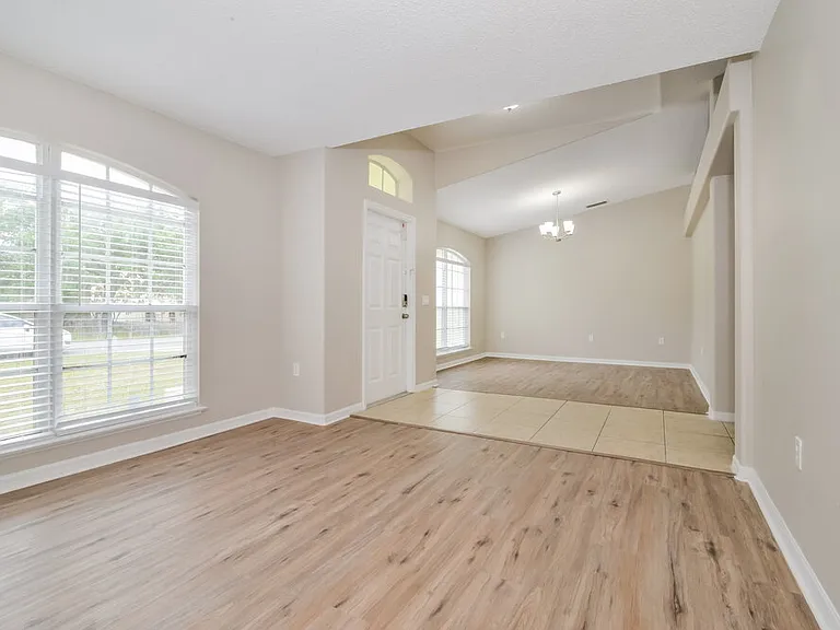 903 Bonneville Ln — Photo 4