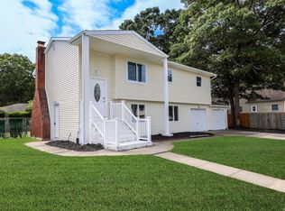 106 5th St, Holbrook, NY 11741