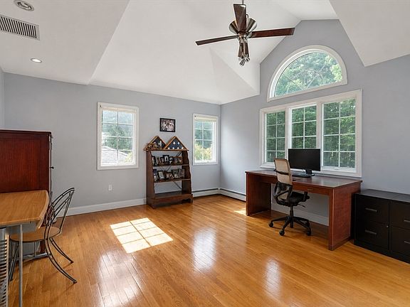 4th image of 33 Russell Rd