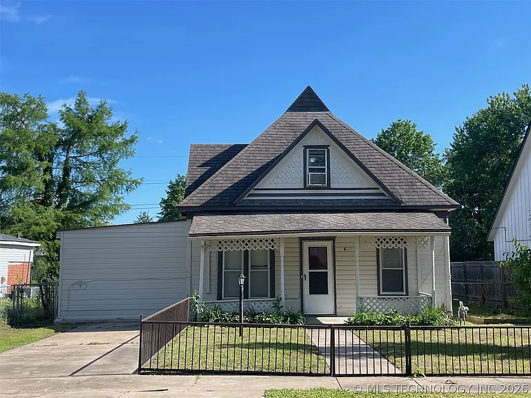 409 W Commercial St — Photo 3