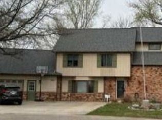 529 Ravenwood Ct, Grand Island, NE 68801