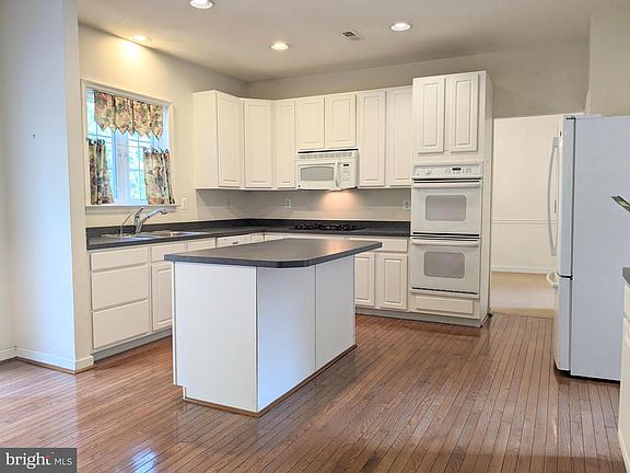 4th image of 734 Iris Ln