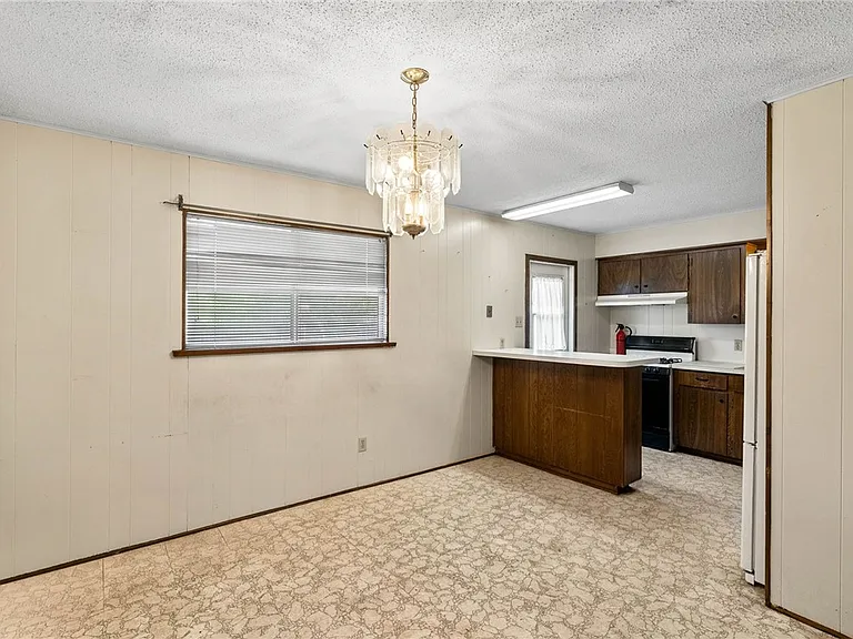 1829 Lesle Ln — Photo 3