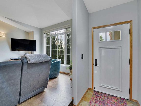 3rd image of 7 W Logan Close