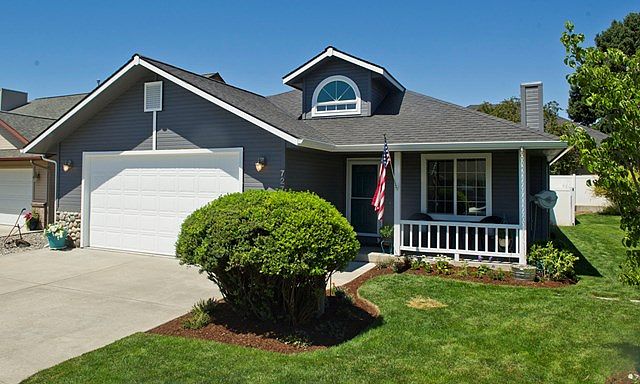 1st image of 727 SE Magnoni Dr