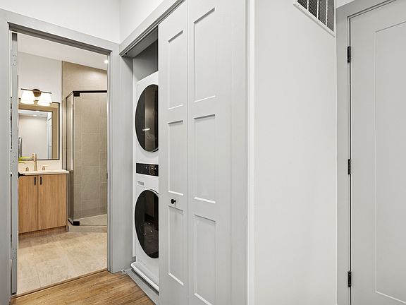 4th image of 1337 1/2 W Estes Ave #15