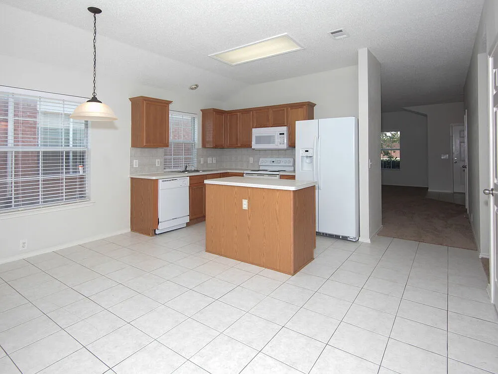 3 bed, 2.0 bath, 1861 sqft, $2,285 — Photo 4