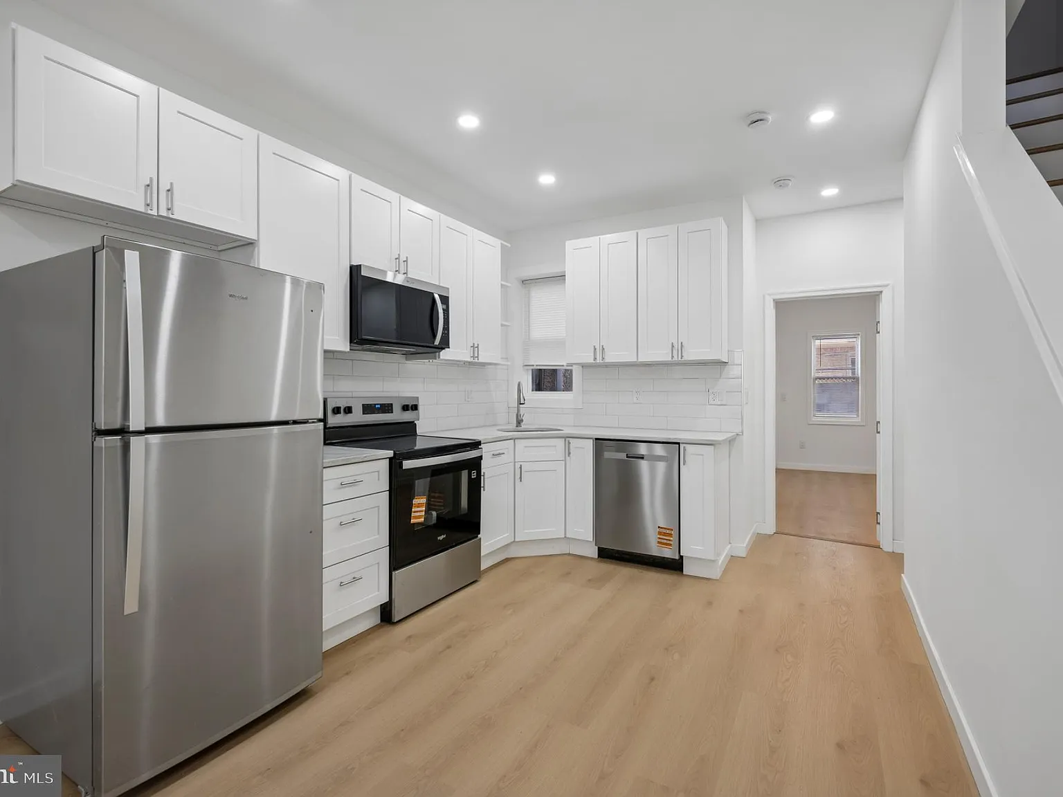 4 bed, 1.0 bath, 1290 sqft, $1,048 — Photo 3