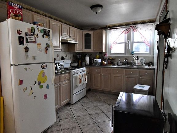 3rd image of 9236 Vanderveer St