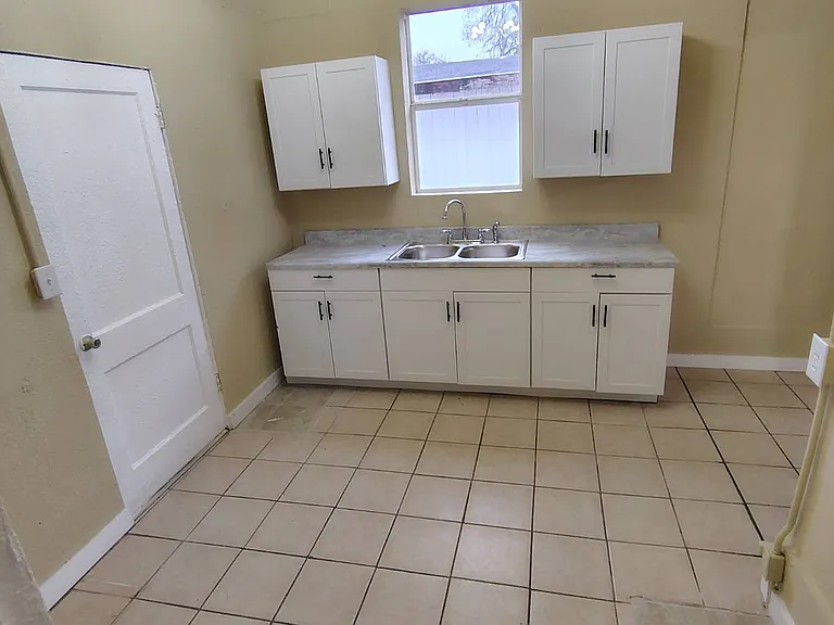 509 E Johnston Ave — Photo 3