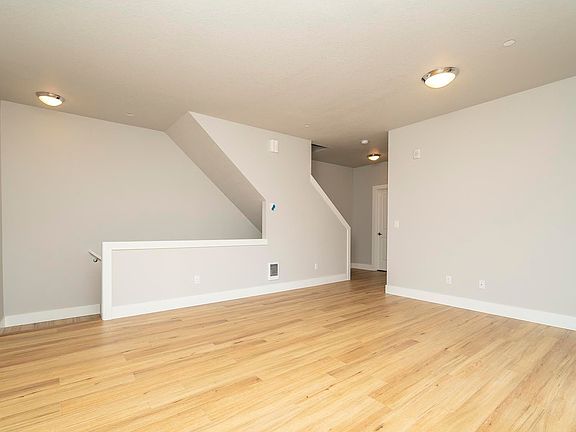 4th image of 436 NE Stafford St #10