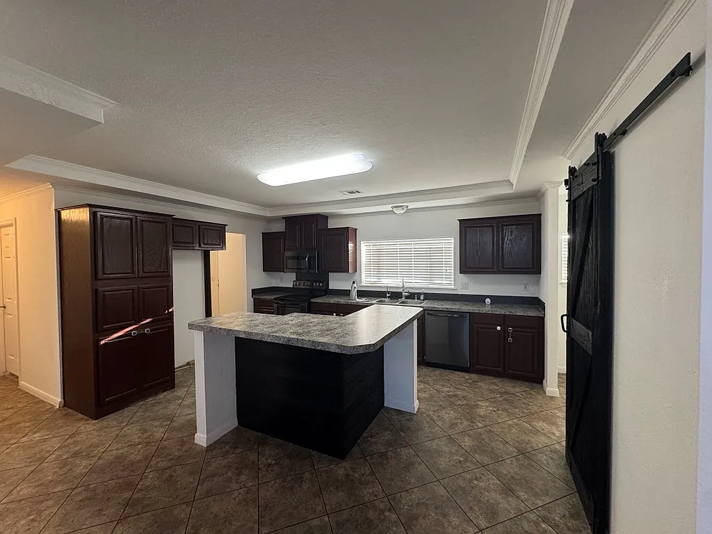 4 bed, 3.0 bath, 2800 sqft, $2,500 — Photo 4