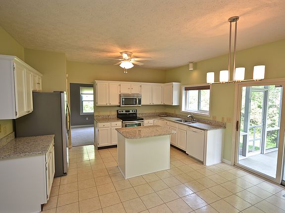 3rd image of 10361 Foxwood Dr W
