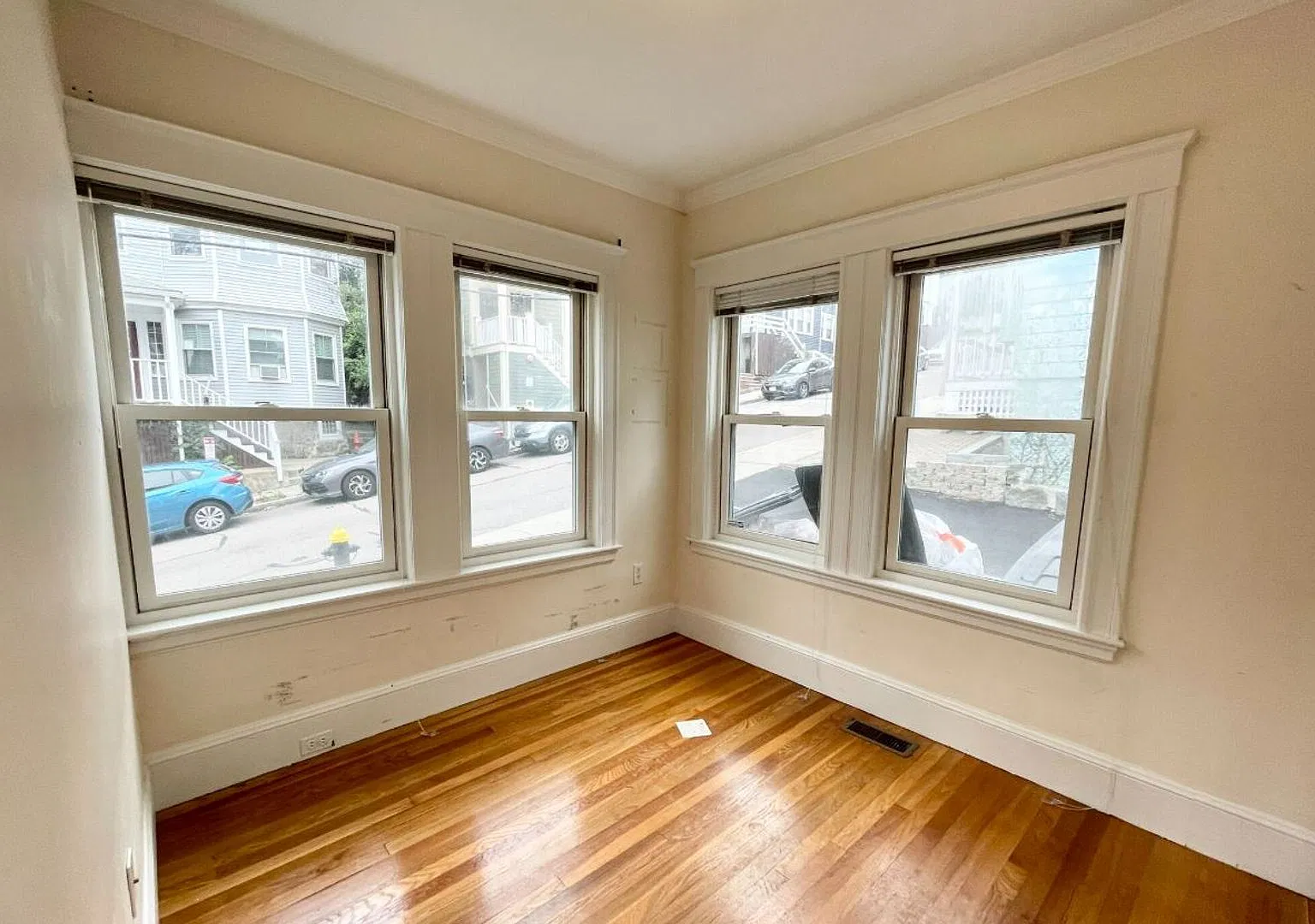 Charming 5 Bedroom-No Broker Fee — Photo 3