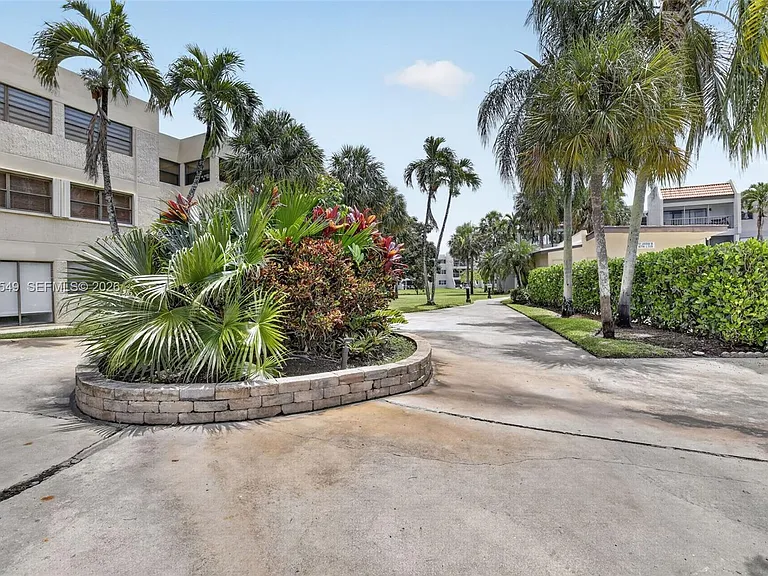 220 Lakeview Dr #210 — Photo 35