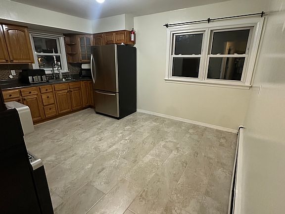 5th image of 128 Sanford Ave Floor 2