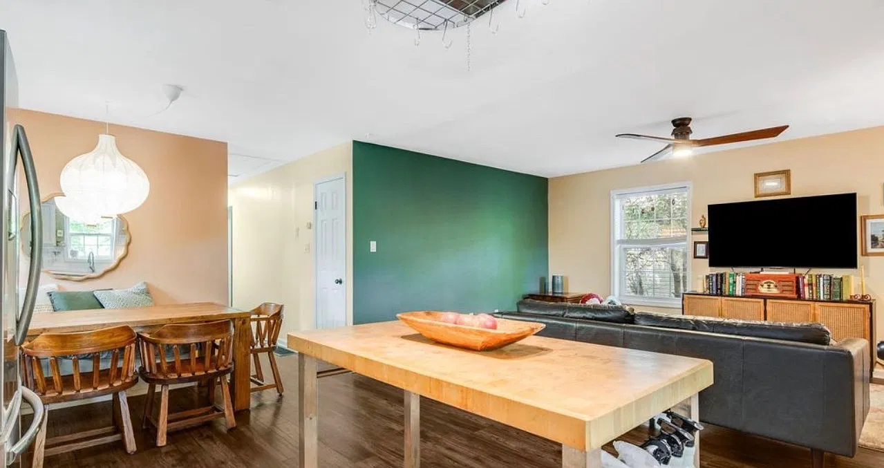 3 bed, 1090 sqft, $2,300 — Photo 4