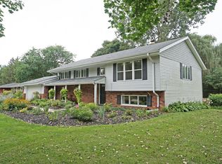 119 Wolf Dr, Dousman, WI 53118