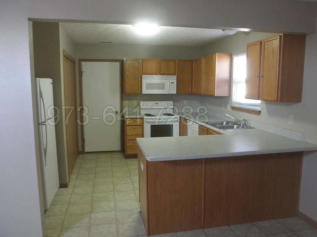 5 bed, 2.5 bath, 1765 sqft, $2,050 — Photo 2