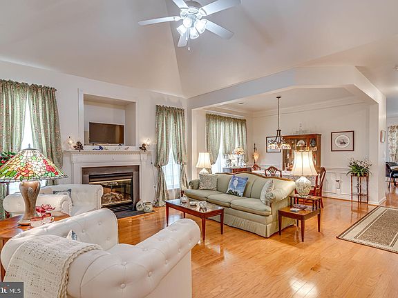 3rd image of 247 Williamsburg Cir