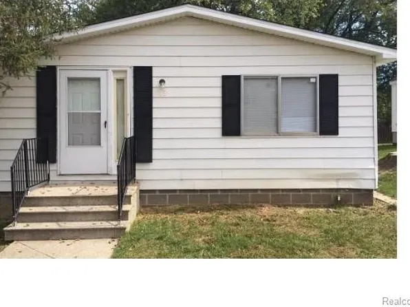 58 Shotwell Ave, White Lake, MI 48386