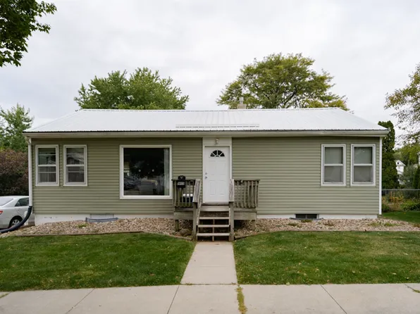 1915 Olive St, Cedar Falls, IA 50613
