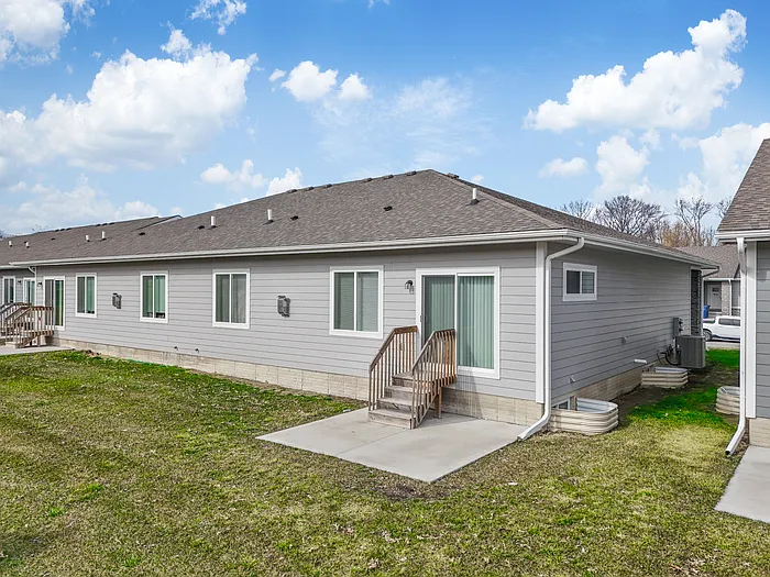 3 bed, 3.0 bath, 2200 sqft, $2,400 — Photo 4