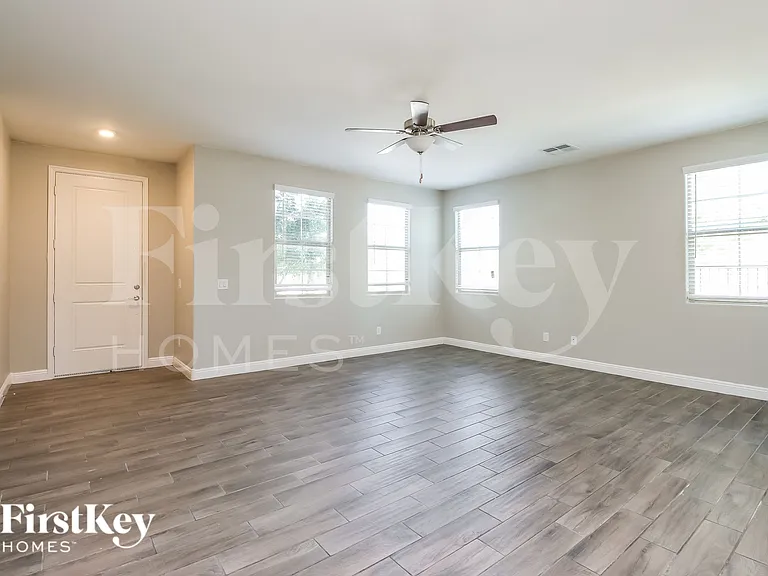 305 N Sunrise — Photo 2