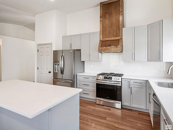 4th image of 223 Woodlake Cir