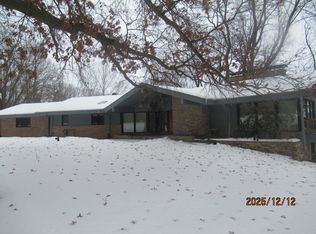 1943 Woodside Dr, Freeport, IL 61032