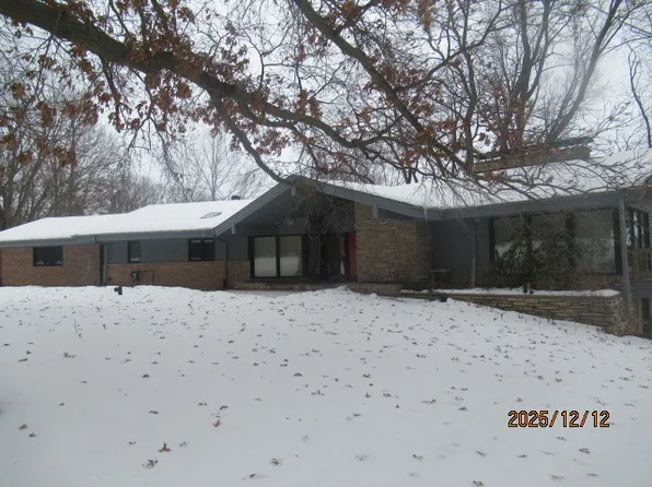 1943 Woodside Dr, Freeport, IL 61032