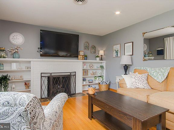 4th image of 7910 Longmeadow Dr