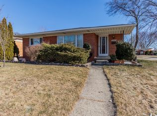 31606 Eveningside Dr, Fraser, MI 48026