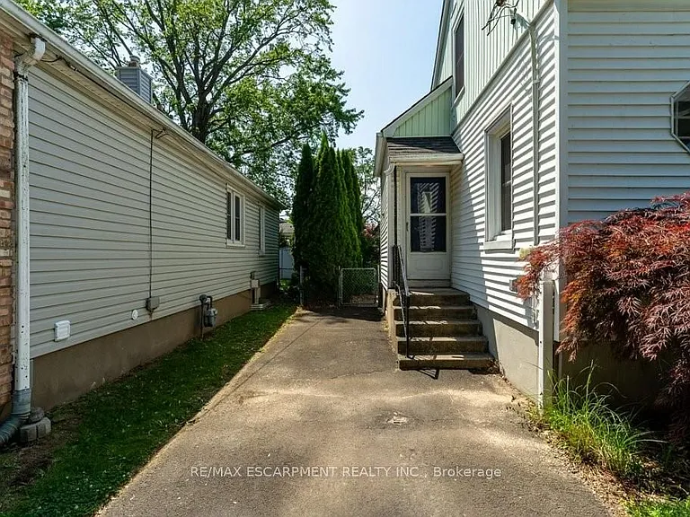 19 Columbia St — Photo 32