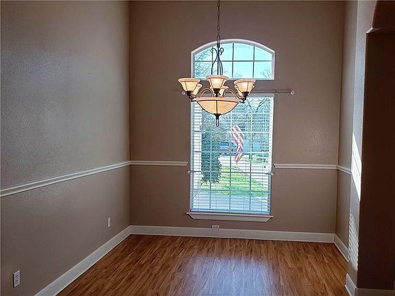 5th image of 97 Brookhollow Dr